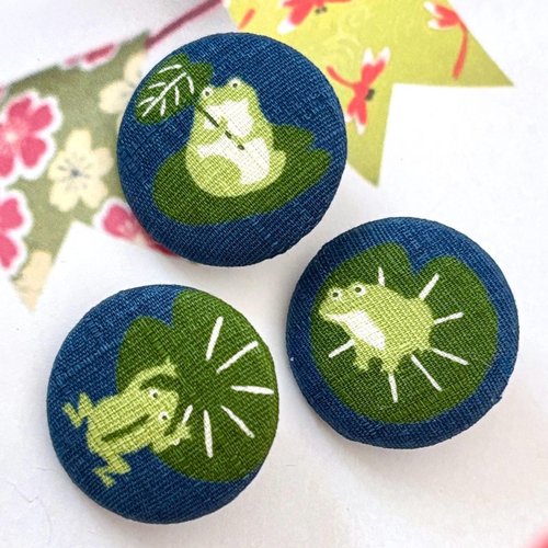 3 gros boutons recouvert en tissu grenouille japonaise bleu 3.2 cm