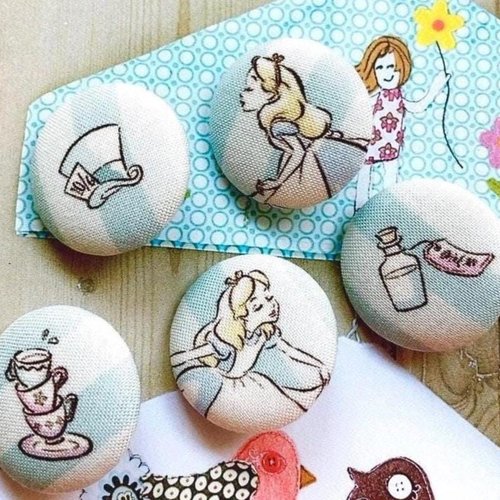5 boutons recouvert en tissu alice au pays des merveilles bleu clair 3 cm