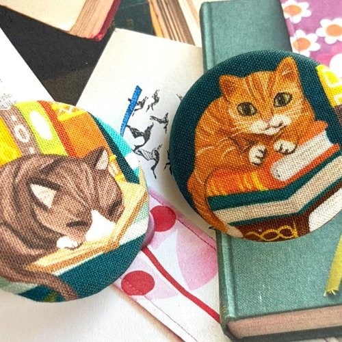 2 gros boutons recouvert en tissu chat et livre vert 3.8 cm