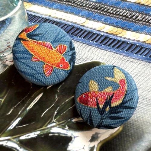 2 gros boutons recouvert en tissu poisson koi japonais 3.8 bleu 3.8 cm