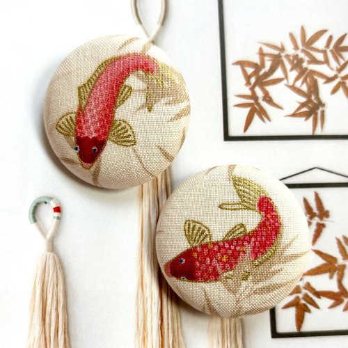2 gros boutons recouvert en tissu poisson koi japonais crème 3.8 cm
