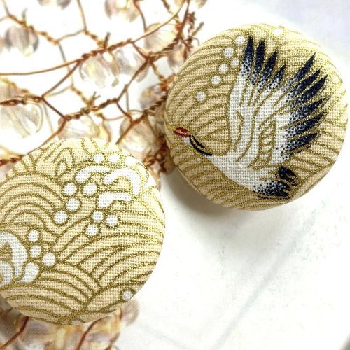2 gros boutons recouvert en tissu vague oiseau grue japonais dorée 3.2 cm