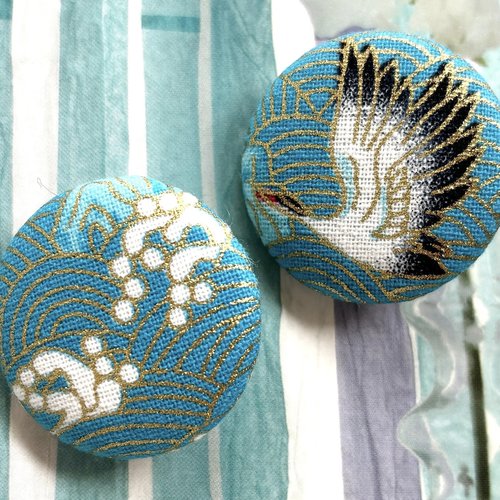 2 gros boutons recouvert en tissu vague oiseau grue japonais bleu 3.2 cm