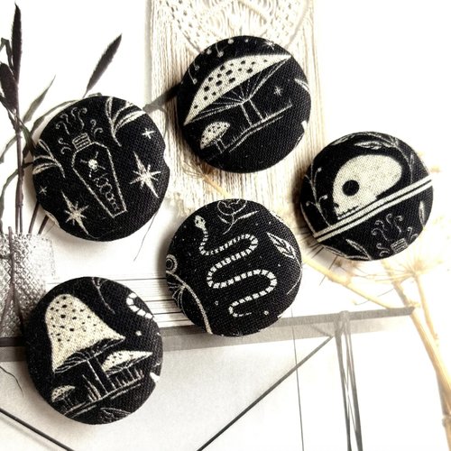 5 boutons recouvert en tissu champignon magique gothique noir 3 cm