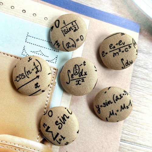 6 boutons recouvert en tissu mathématiques science nombre beige 2.5 cm