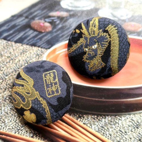 2 gros boutons recouvert en tissu dragon oriental japonais 3.8 cm