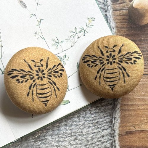 2 gros boutons recouvert en tissu abeille insecte beige 3.8 cm