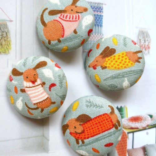 4 gros boutons recouvert en tissu chien 3.2 cm