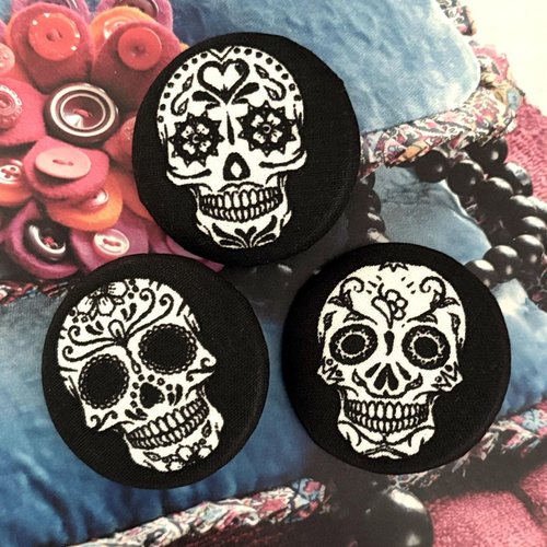 3 gros boutons recouvert en tissu crâne gothique mardi gras noir 3.8 cm