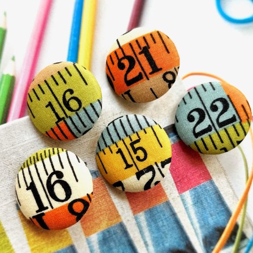5 boutons recouvert en tissu numero ruban à mesurer 3 cm