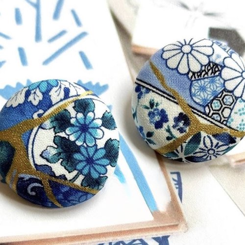 2 gros boutons recouvert en tissu fleur kintsugi japonais bleu dorée 3.8 cm
