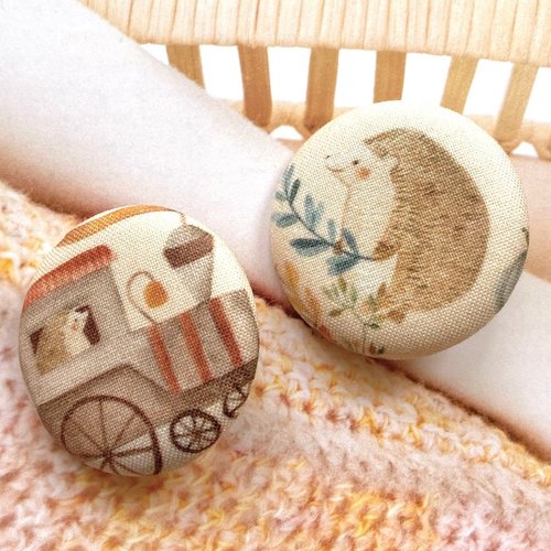2 gros boutons recouvert en tissu hérisson animaux 3.8 cm