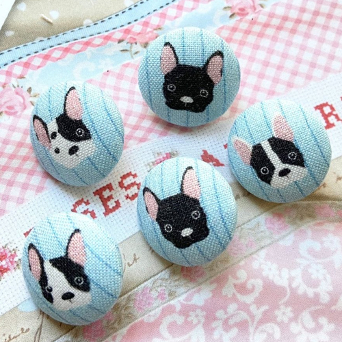 5 boutons recouvert en tissu chien bouledogue bleu clair 2 cm