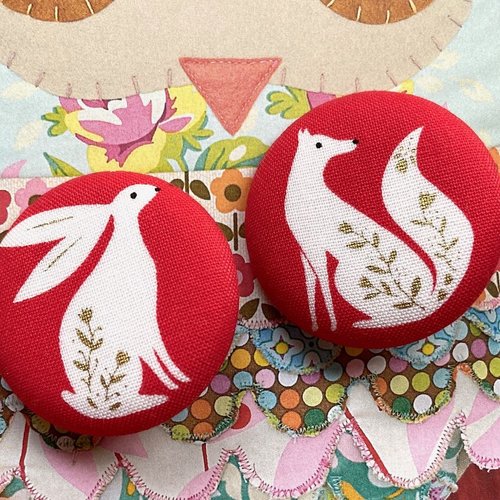2 gros boutons recouvert en tissu lapin renard noël rouge blanc 3.8 cm