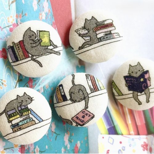 5 gros boutons recouvert en tissu chat et livre 2.8 cm