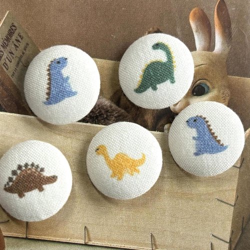 5 boutons recouvert en tissu dinosaures blanc cassé 2 cm