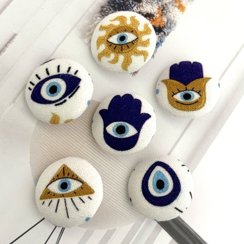 6 boutons recouvert en tissu mauvais œil off white bleu 2 cm