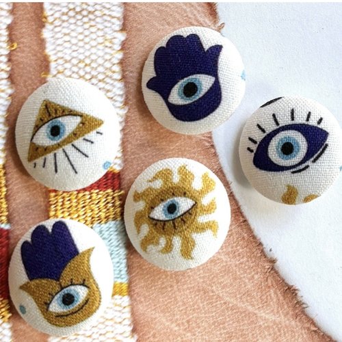 5 boutons recouvert en tissu mauvais œil off white bleu 2 cm