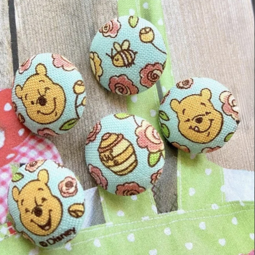5 boutons recouvert en tissu winnie the pooh l'ourson bleu clair 1.9 cm