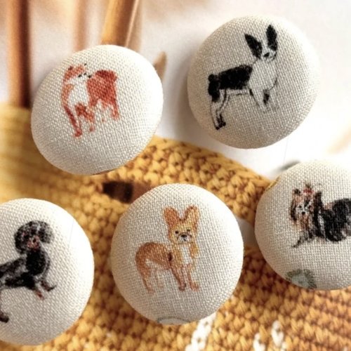 5 boutons recouvert en tissu chien animaux crème 2.5 cm