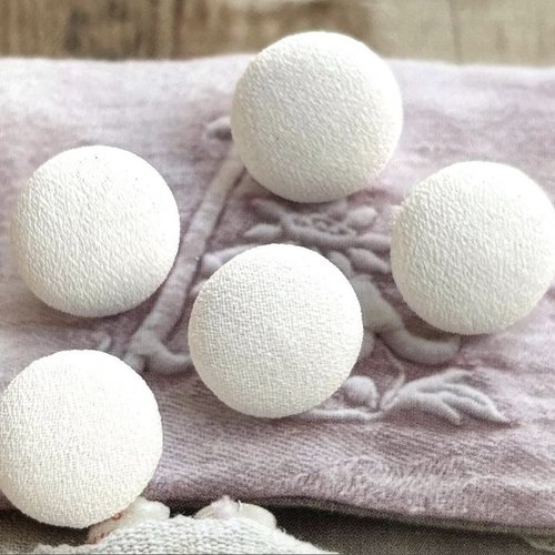 5 petit boutons recouvert en tissu crêpe costume robe de mariée mariage blanc cassé