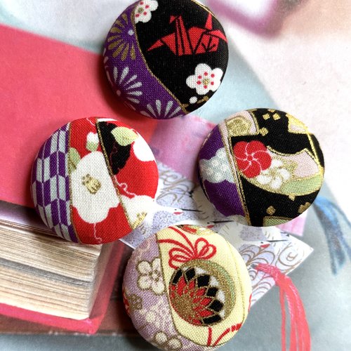4 gros boutons recouvert en tissu fleur grue motif japonais noir rouge 3.8 cm