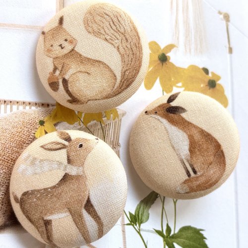 3 gros boutons recouvert en tissu écureuil renard cerf animaux beige 3.8