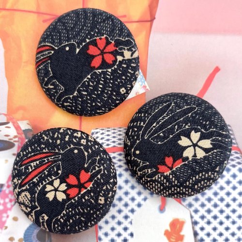 3 gros boutons recouvert en tissu lapin japonais bleu marine 3.8 cm