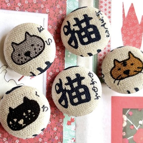 5 boutons recouvert en tissu kawaii chat japonais beige 2.5 cm