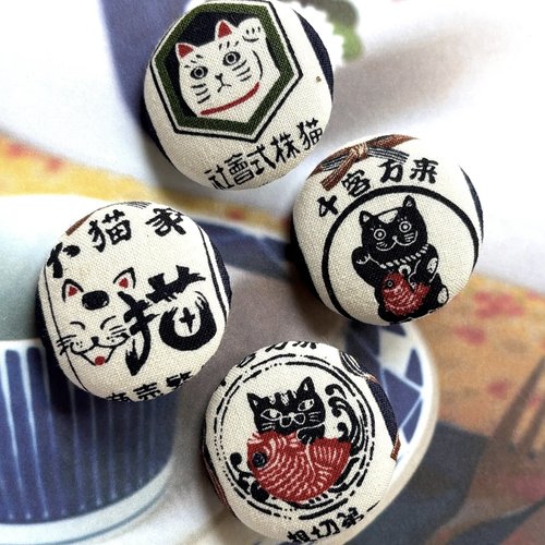 4 gros boutons recouvert en tissu chat japonais bleu marine 3.2 cm