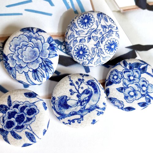 5 gros boutons recouvert en tissu fleur orientale japonais bleu 3.8 cm