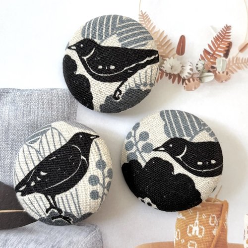 3 gros boutons recouvert en tissu oiseau corbeau noir gris 3.8 cm