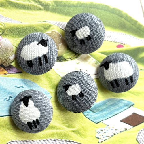 5 boutons recouvert en tissu mouton animaux 1.9 cm gris blanc
