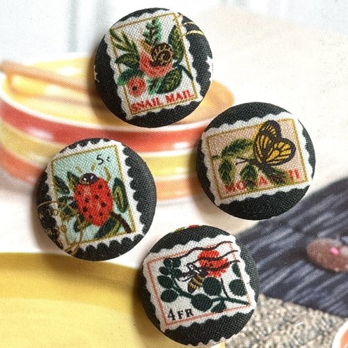 4 gros boutons recouvert en tissu insect fleur 3 cm