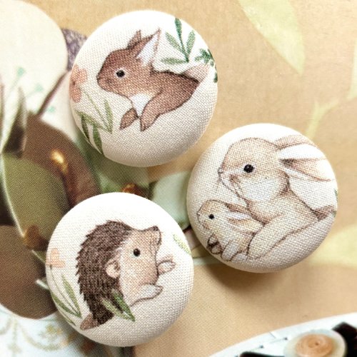 3 gros boutons recouvert en tissu lapin hérisson animaux crème marron 3.2 cm