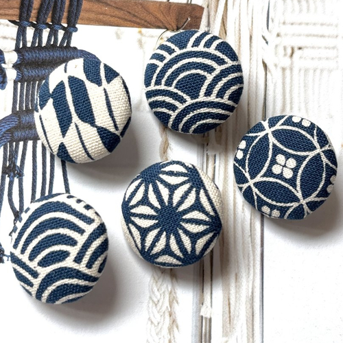 5 boutons recouvert en tissu vague traditionnel motif japonais bleu marine 2.5 cm