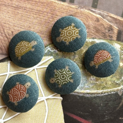 5 boutons recouvert en tissu tortue japonais vert rouge 2 cm