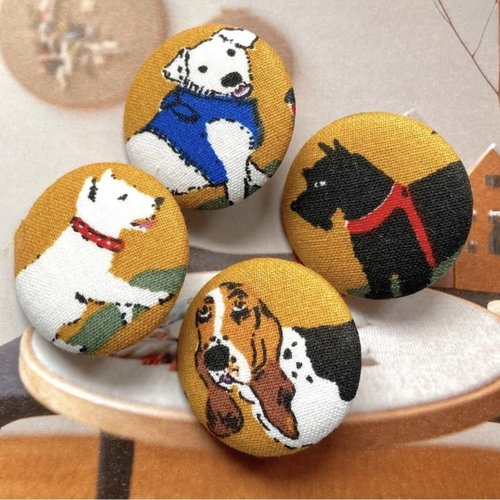 4 gros boutons recouvert en tissu chien moutarde noir 3 cm