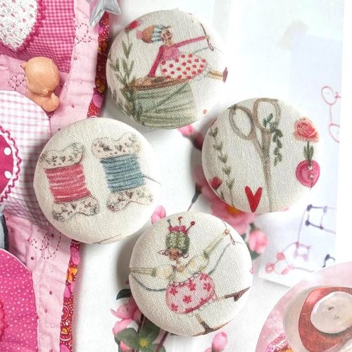 4 gros boutons tissu gnomes fée acufactum couture blanc casse rose 3.8 cm