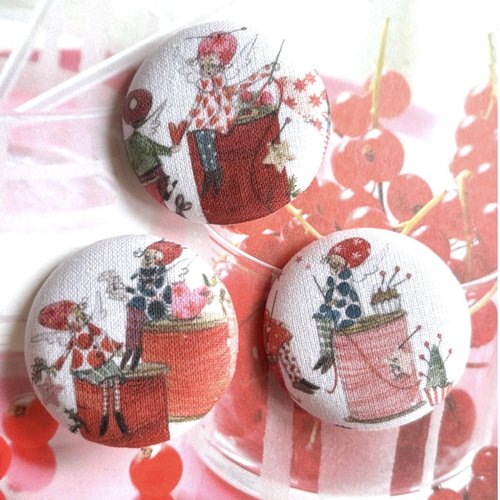 3 gros boutons tissu gnomes fée couture acufactum blanc casse rouge 3.8 cm