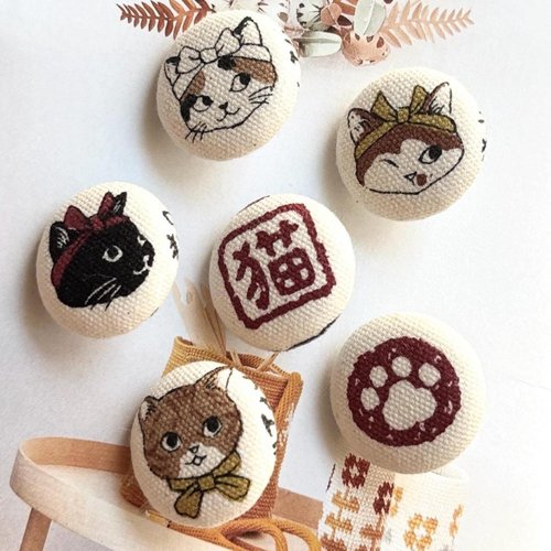 6 boutons recouvert en tissu kawaii chat japonais beige noir 2.5 cm