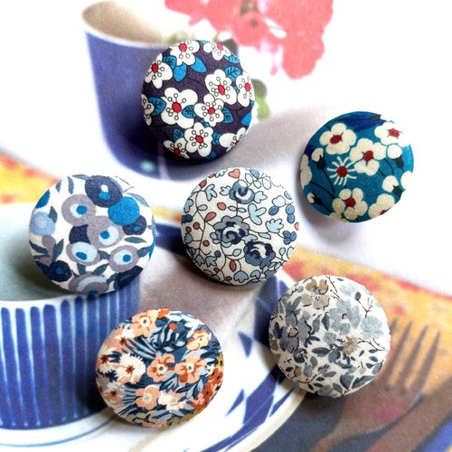 6 gros boutons recouvert en tissu liberty of london fleur bleu clair blanc 3 cm