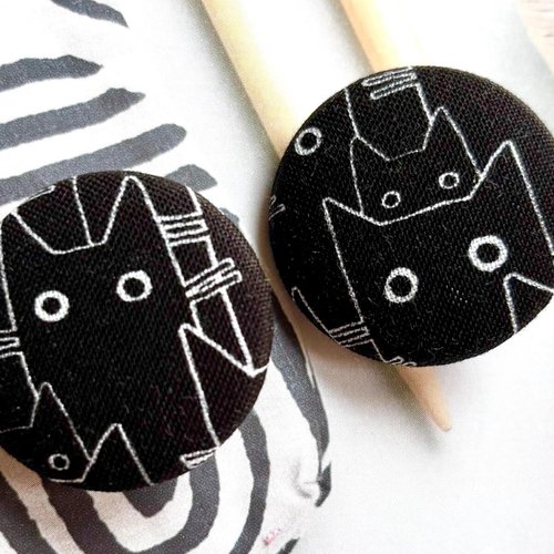 2 gros boutons recouvert en tissu chat noir blanc 3.2 cm
