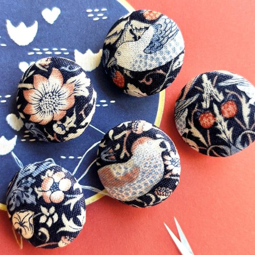 5 gros boutons recouvert en tissu william morris fleur oiseau bleu 2.8 cm