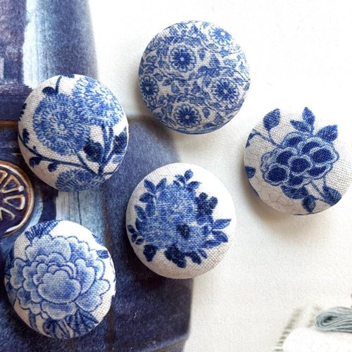 5 gros boutons recouvert en tissu fleur oriental bleu blanc cassé 2.8 cm
