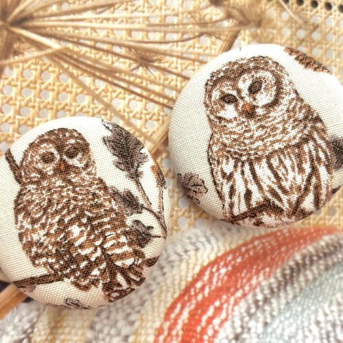 2 gros boutons recouvert en tissu hibou oiseau marron 3.8 cm
