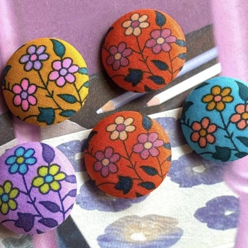5 gros boutons recouvert en tissu petit pan fleur colori vert bleu violet 2.8 cm