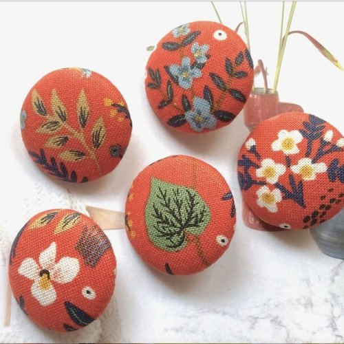 5 gros boutons recouvert en tissu fleur rouge vert 2.8 cm