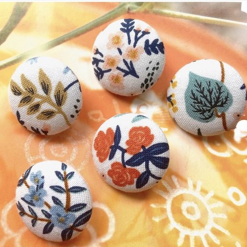 5 gros boutons recouvert en tissu fleur rouge blanc cassé 2.8 cm