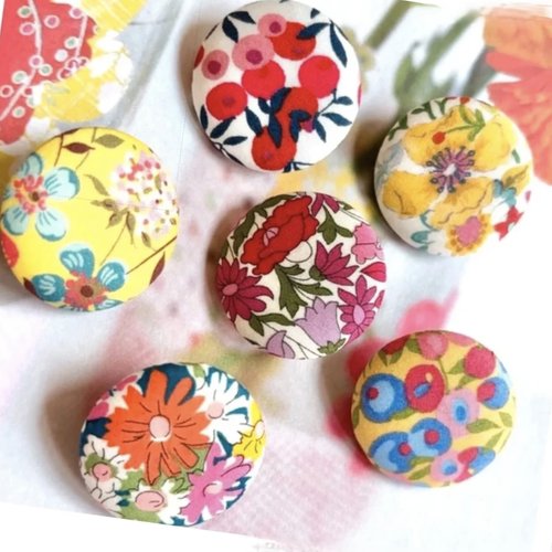 6 gros boutons recouvert en tissu liberty of london fleur jaune rouge 3 cm